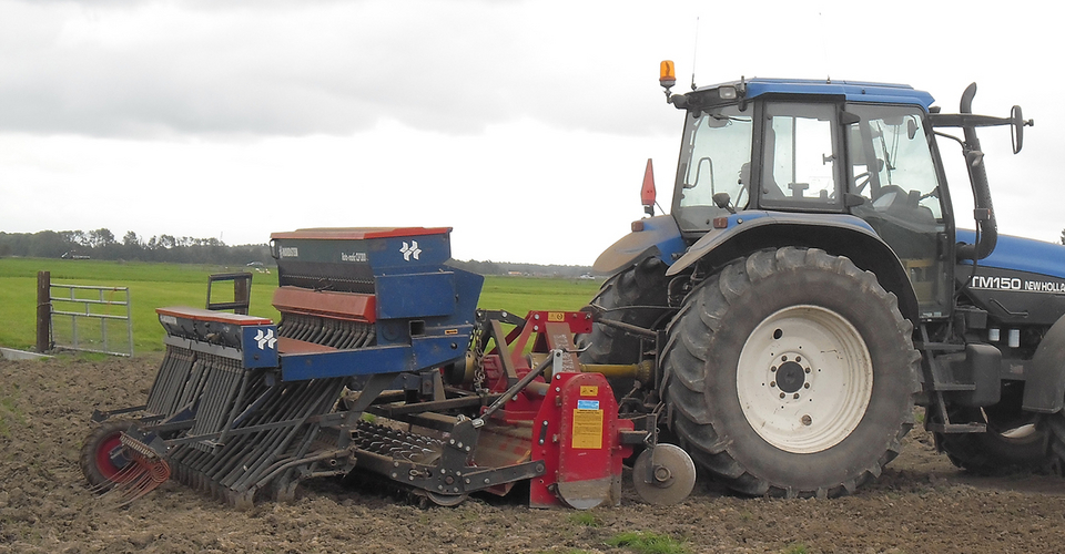 Graszaaien in 1 werkgang frezen en zaaien 2014-09-smal-10 14.58.10.jpg