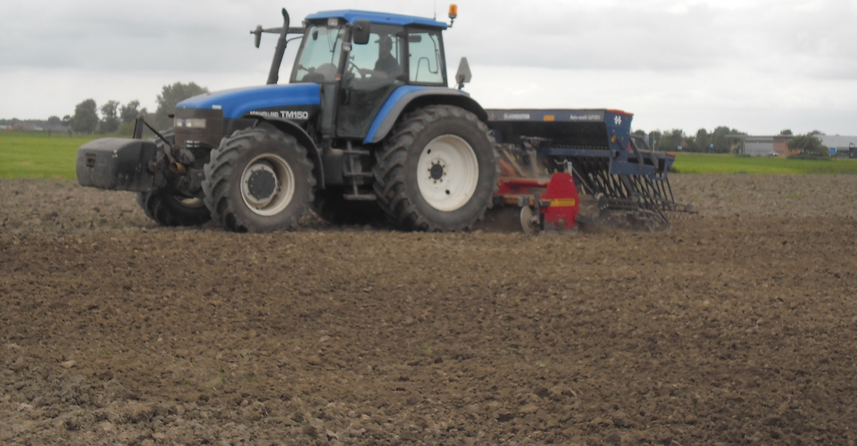 Graszaaien in 1 werkgang frezen en zaaien 2014-09-10 15.06.53.jpg